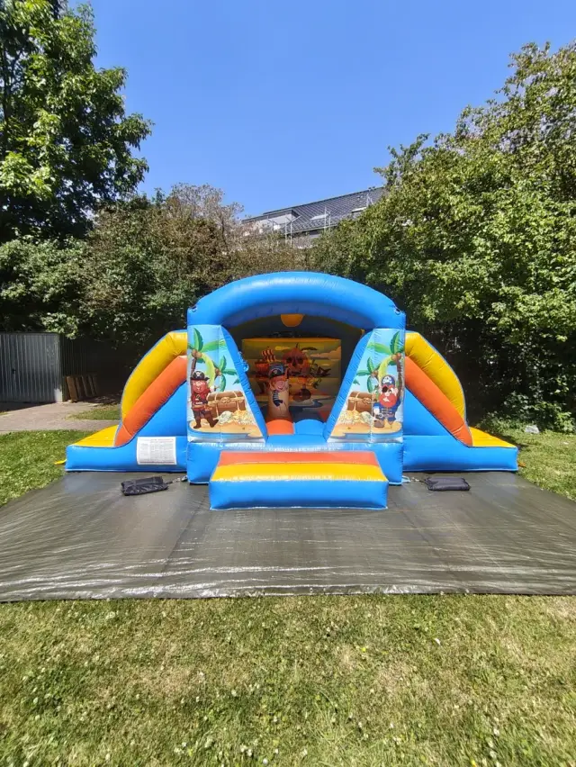 Piraten Hüpfburg Multiplay mit Rutsche